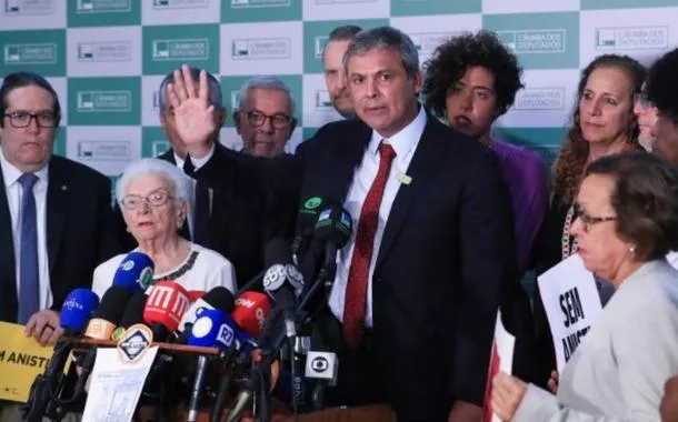 Deputados e senadores da esquerda durante coletiva à imprensa