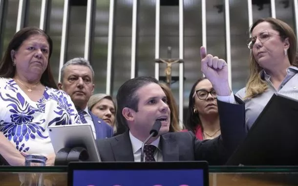 Discursos sobre denúncia contra Bolsonaro geram tumulto na Câmara; Motta cobra melhor conduta de deputados