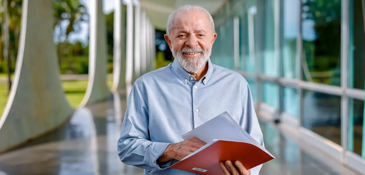 Presidente da República, Luiz Inácio Lula da Silva, durante entrevista para a Rádio Tupi FM, do Rio de Janeiro. Palácio da Alvorada, Brasília - DF.

