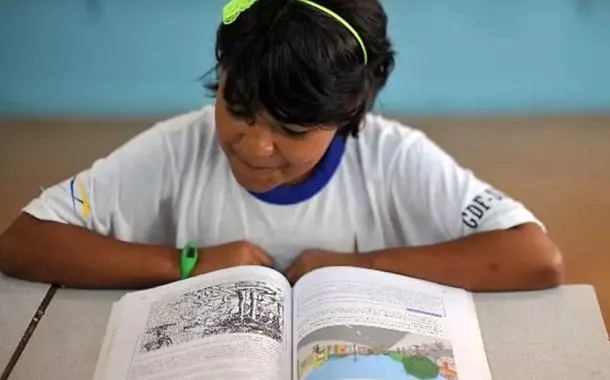 Estudante em sala de aula