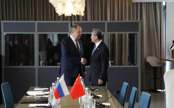 Ministros das Relações Exteriores da China e da Rússia reforçam parceria estratégica
