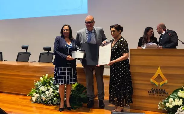 Leonardo Attuch recebe prêmio do Cofecon em nome do Brasil 247