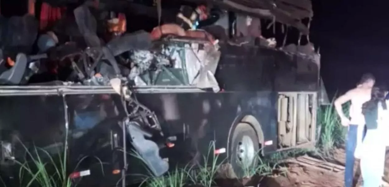 Colisão entre ônibus e caminhão acaba em mortes e feridos entre Nuporanga (SP) e São José da Bela Vista (SP)