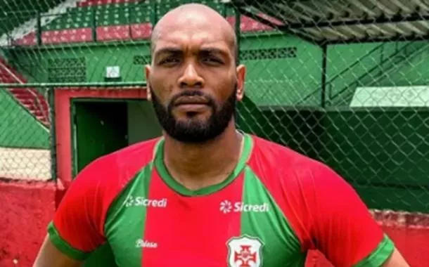 Goleiro da Portuguesa Santista sofre racismo da própria torcida; equipe abandona o campo