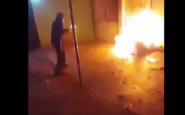 Polícia apreende jovem que incendiou morador de rua no RJ e transmitiu crime ao vivo