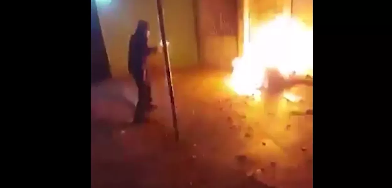 Jovem de 17 anos incendeia morador de rua no RJ