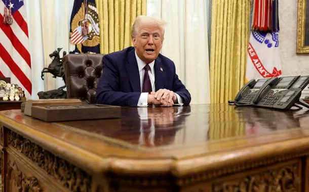 Apple investirá "centenas de bilhões de dólares" nos EUA e cancelará fábricas no México, diz Trump