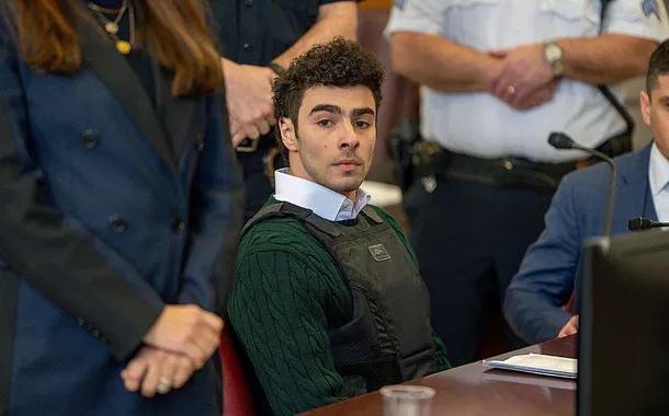 Luigi Mangione, o jovem de 26 anos acusado de matar o CEO da UnitedHealthcare no ano passado, comparece a audiência processual. 