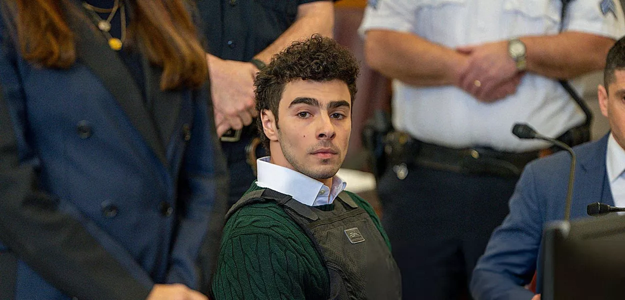 Luigi Mangione, o jovem de 26 anos acusado de matar o CEO da UnitedHealthcare no ano passado, comparece a audiência processual. 