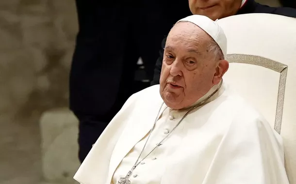 Internado há mais de um mês, papa Francisco deverá fazer sua primeira aparição pública neste domingo