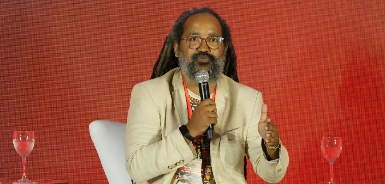 Diretor-executivo da Iniciativa Negra, Eduardo Ribeiro dos Santos, fala no painel "O Combate ao Racismo e ao Encarceramento em Massa", durante o evento "A Política Nacional sobre Drogas: Um Novo Paradigma", realizado pelo Brasil 247, TV 247 e Consultor Jurídico, com apoio do grupo Prerrogativas - Brasília (DF) - 18/02/2025