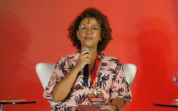 Coordenadora de Justiça Ético-Racial da Secretaria Nacional de Políticas sobre Drogas e Gestão de Ativos (Senad) do Ministério da Justiça e Segurança Pública (MJSP), Lívia Casseres, fala no painel "O Combate ao Racismo e ao Encarceramento em Massa", durante o evento "A Política Nacional sobre Drogas: Um Novo Paradigma", realizado pelo Brasil 247, TV 247 e Consultor Jurídico, com apoio do grupo Prerrogativas - Brasília (DF) - 18/02/2025