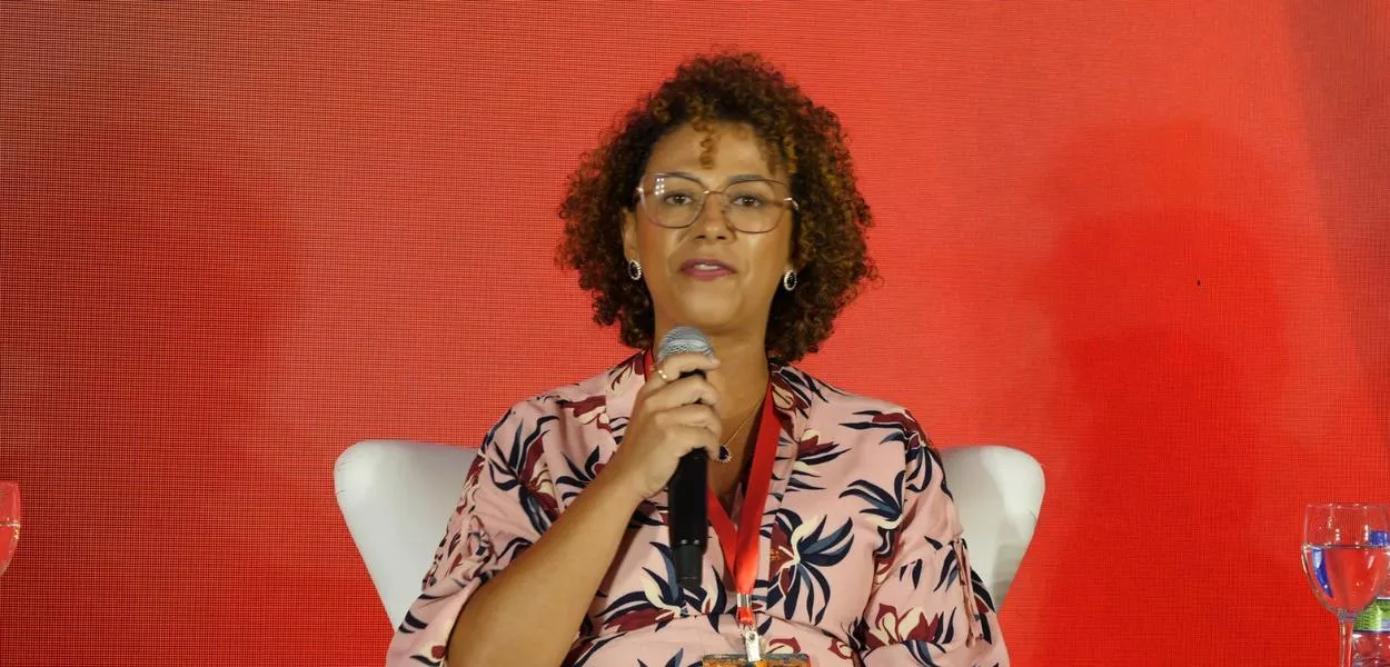 Coordenadora de Justiça Ético-Racial da Secretaria Nacional de Políticas sobre Drogas e Gestão de Ativos (Senad) do Ministério da Justiça e Segurança Pública (MJSP), Lívia Casseres, fala no painel "O Combate ao Racismo e ao Encarceramento em Massa", durante o evento "A Política Nacional sobre Drogas: Um Novo Paradigma", realizado pelo Brasil 247, TV 247 e Consultor Jurídico, com apoio do grupo Prerrogativas - Brasília (DF) - 18/02/2025