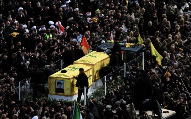 Multidão acompanha funeral de Hassan Nasrallah em Beirute após ataque israelense