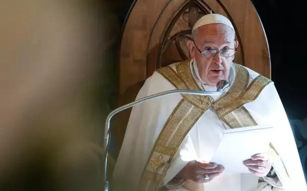 Papa Francisco ainda está em estado crítico, mas exibe "leve melhora", diz Vaticano