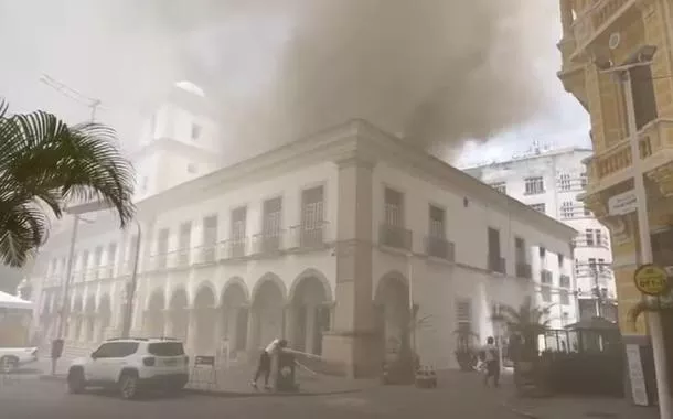 Câmara Municipal de Salvador é evacuada após incêndio (vídeo)