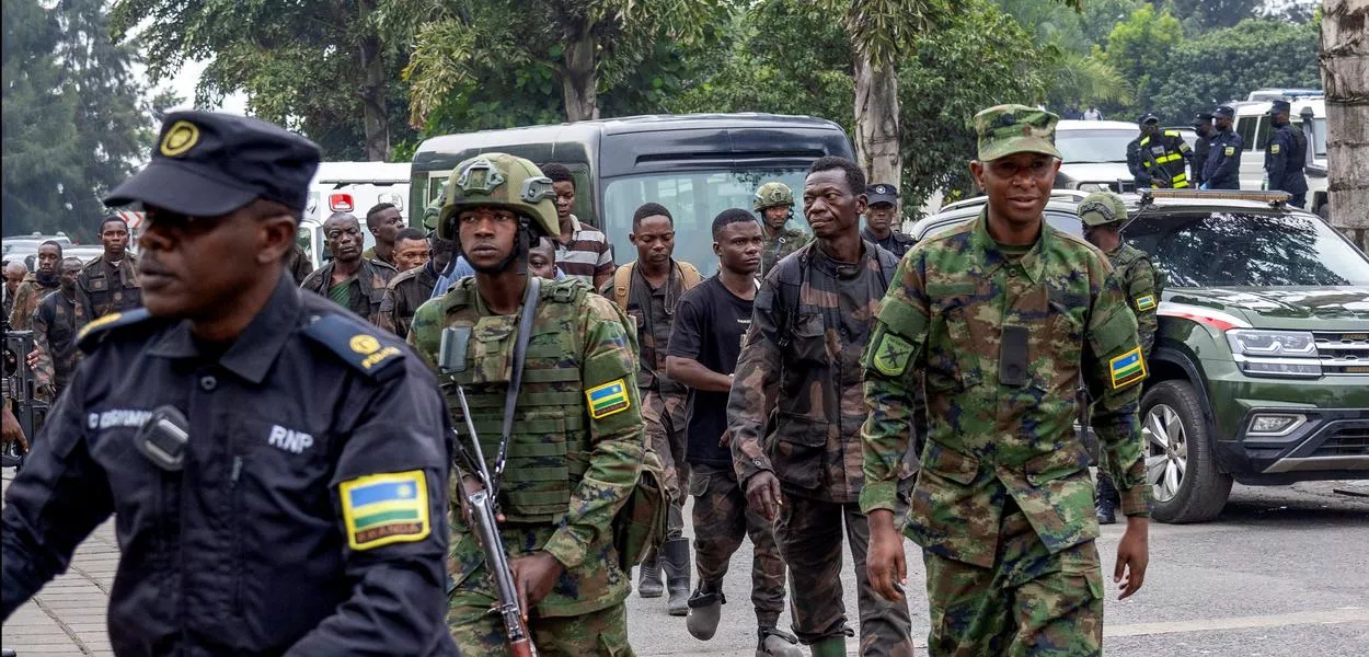 Forças de segurança de Ruanda escoltam soldados das Forças Armadas da República Democrática do Congo que se renderam na cidade congolesa de Goma