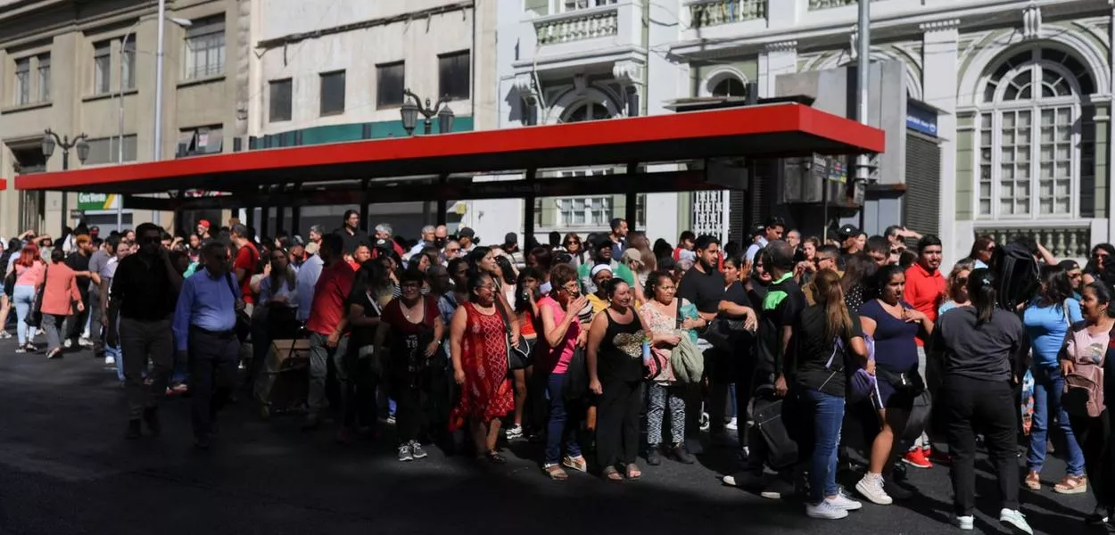Pessoas se reúnem em rua de Santiago após apagão de grande proporção no Chile