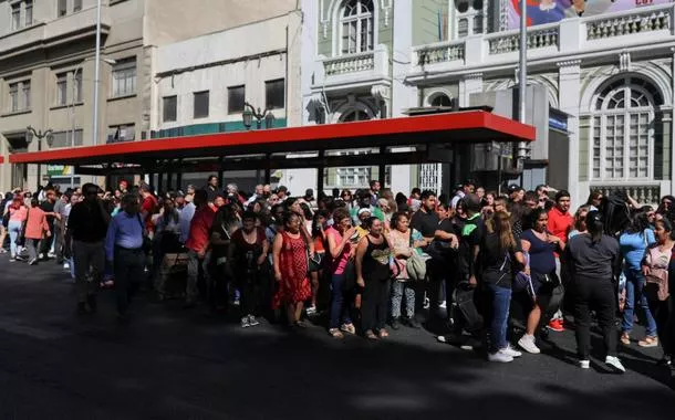 Pessoas se reúnem em rua de Santiago após apagão de grande proporção no Chile