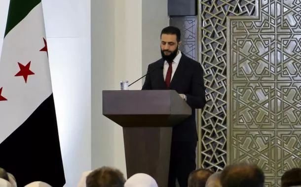 Síria exige retirada da "infiltração israelense" de seu território; população vai às ruas