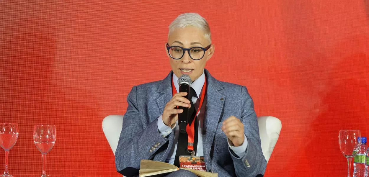 Cecilia Galicio fala no painel o painel "As Experiências Internacionais", durante o evento "A Política Nacional sobre Drogas: um Novo Paradigma", realizado pelo Brasil 247, TV 247 e Consultor Jurídico, com apoio do grupo Prerrogativas - Brasília (DF) - 18/02/2025