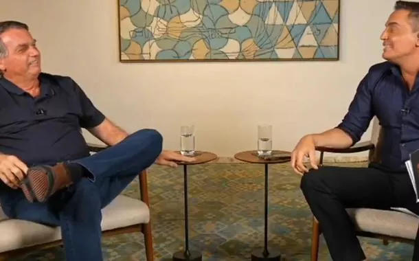 Bolsonaro provoca Leo Dias com medalha de 'incomível' e gera clima de constrangimento (vídeo)
