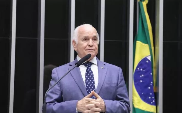 Gilberto Nascimento, apoiado por Bolsonaro, é eleito presidente da Frente Parlamentar Evangélica