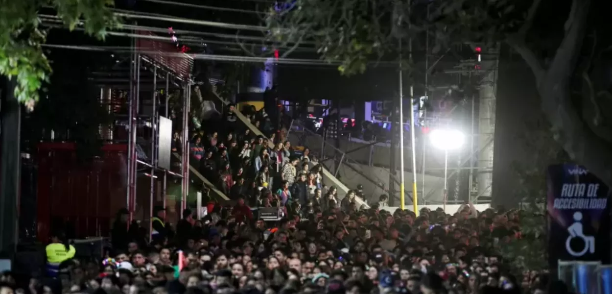 Pessoas deixam o anfiteatro do Festival Internacional de Viña del Mar durante um apagão