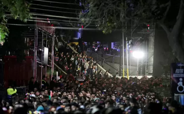 Pessoas deixam o anfiteatro do Festival Internacional de Viña del Mar durante um apagão