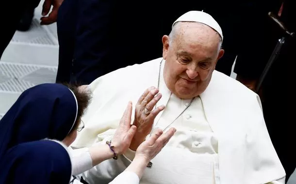 Papa Francisco apresenta leve melhora e continua estável, afirma Vaticano