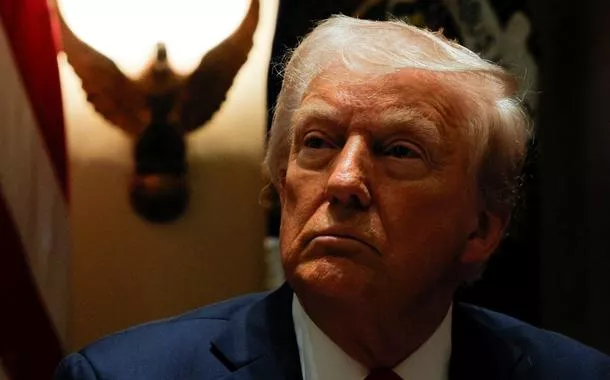Política de deportação em massa de Trump sai cara e governo dos EUA suspende uso de aviões militares