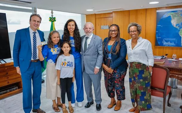 Lula recebe jovem estudante Joyce Lourenço, beneficiária do Pé-de-Meia, que celebra “nova chance”