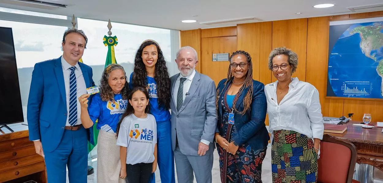 Lula em Brasília com outras pessoas beneficiárias do programa Pé-de-Meia