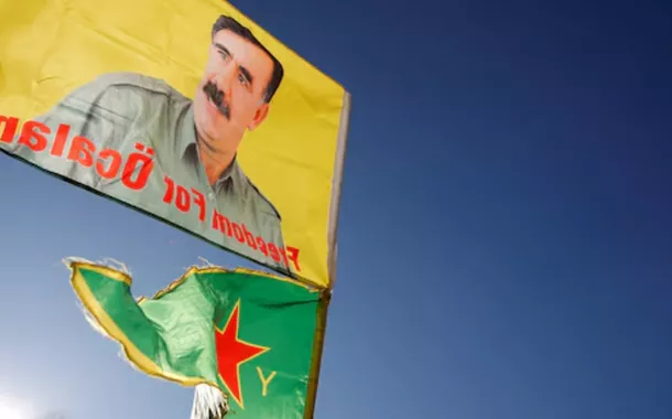 Manifestantes com a bandeira do PKK