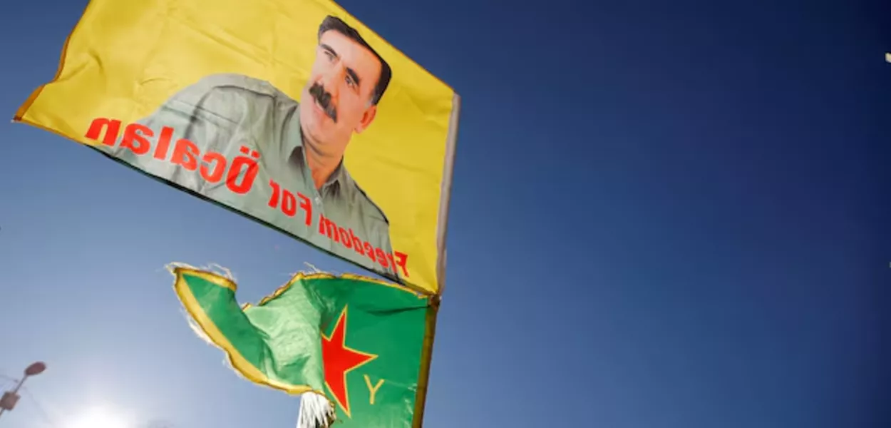 Manifestantes com a bandeira do PKK