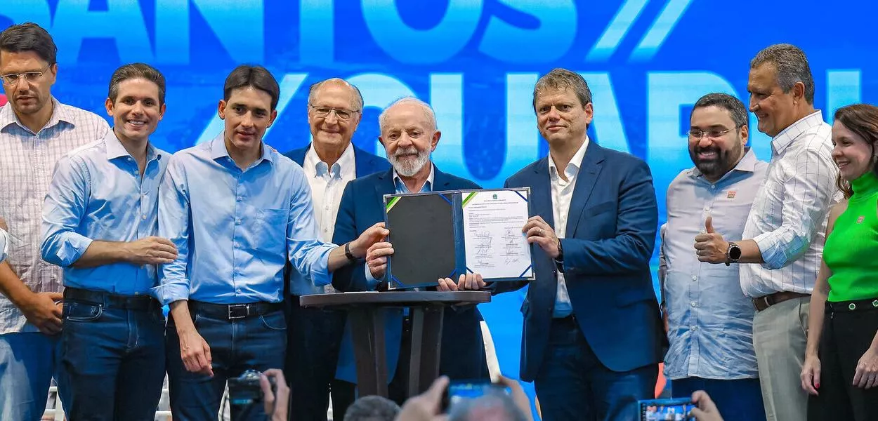 Lula e Tarcísio de Freitas em cerimônia de Lançamento do Edital de Concessão do Túnel Submerso Santos-Guarujá