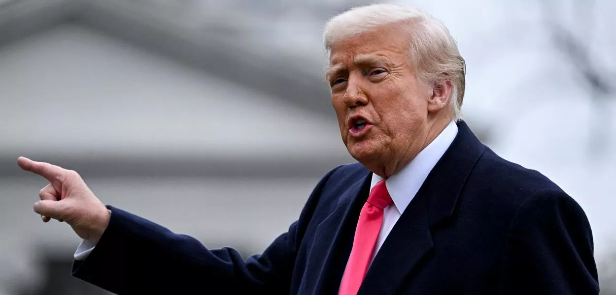 Presidente dos EUA, Donald Trump, fala com repórteres, em Washington - 22/02/2025