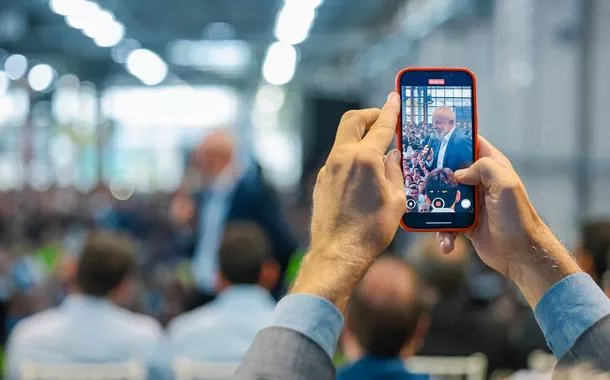Lula (aparecendo no celular) com outras lideranças durante evento em São Paulo