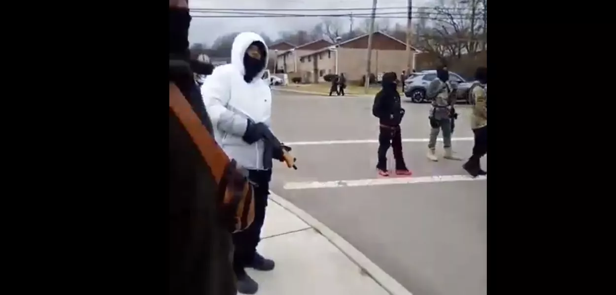 População negra de Lincoln Heights, nos EUA, se arma contra neonazistas