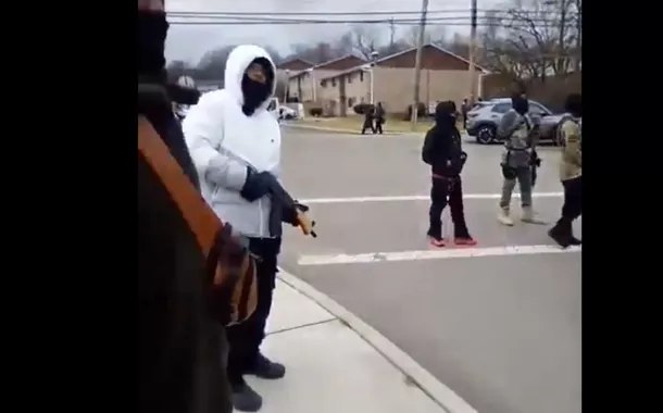População negra de Lincoln Heights, nos EUA, se  arma contra neonazistas