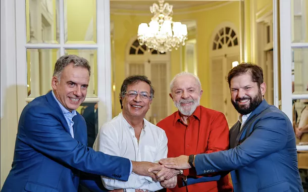 28.02.2025 - Recepção no Uruguai - Presidente Luiz Inácio Lula da Silva é recepcionado pelo novo presidente do Oriental do Uruguai, Yamandú Orsi, o presidente do Chile, Gabriel Boric, e o presidente da Colômbia, Gustavo Petro - Montevidéu, Uruguai.