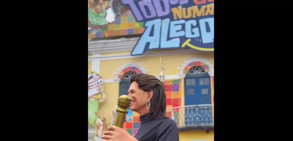 Carnaval de Olinda com uma boneca gigante da atriz Fernanda Torres