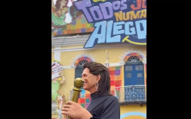 Atriz Fernanda Torres com Globo de Ouro ganha boneco gigante no carnaval de Olinda (vídeo)