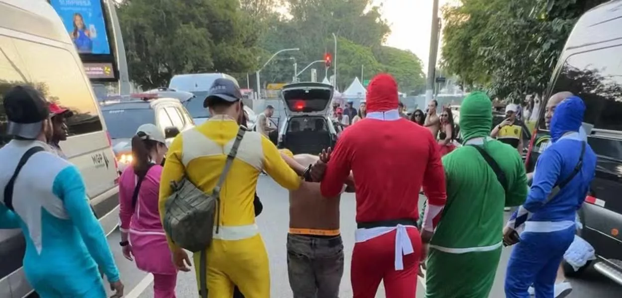 Policiais civis fantasiados de Power Rangers em SP