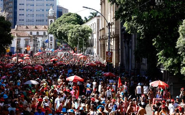 Foliões se divertem no 106º desfile do Cordão da Bola Preta, no centro da cidade