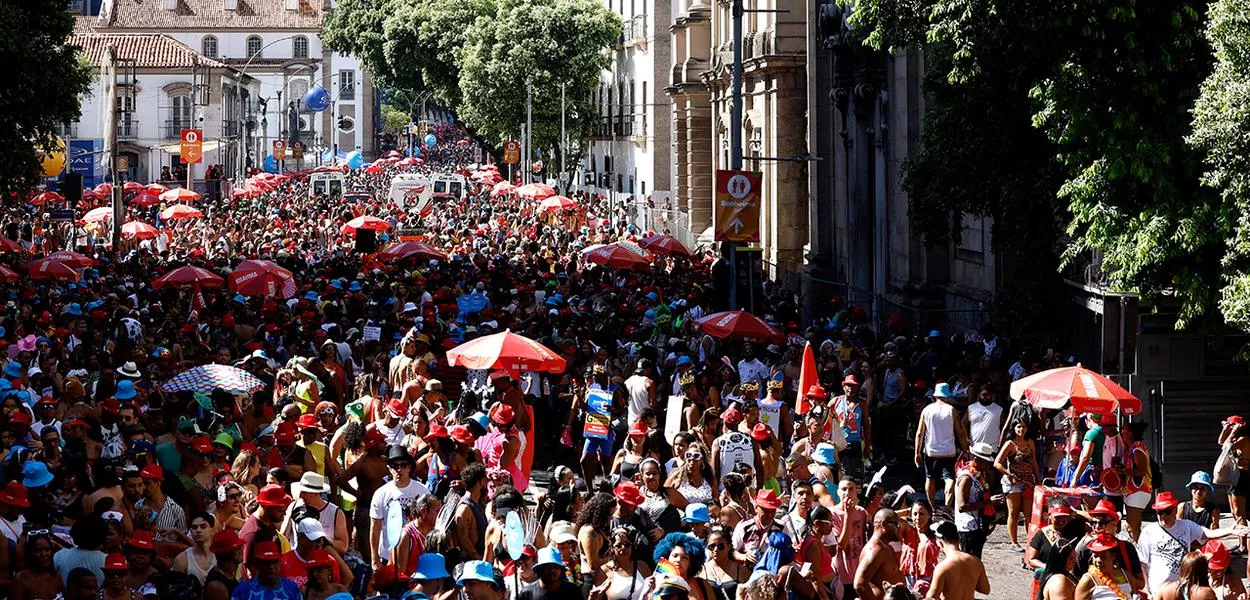 Foliões se divertem no 106º desfile do Cordão da Bola Preta, no centro da cidade