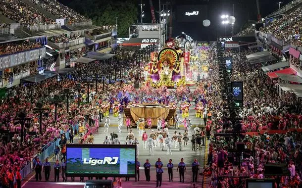 Negritude e religiosidade afro são destaque nas escolas de samba no Rio