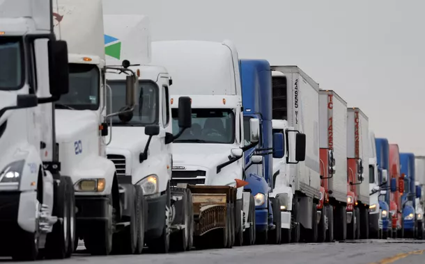 Caminhões na fronteira entre México e Estados Unidos