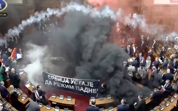 Granadas de fumaça são lançadas no parlamento sérvio; parlamentar sofre derrame