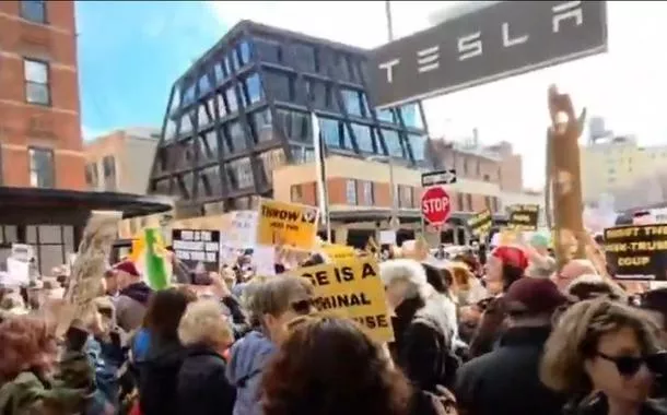 Tesla sob pressão: 90 lojas enfrentam protestos nos EUA e concessionária da empresa de Musk é atacada na França (vídeo)
